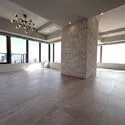 グランドメゾン上町台レジデンスタワー 広々約38.8帖、開放感あふれるLDKです。バルコニーとサービスバルコニーにも面する2面採光です。