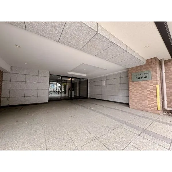 グランイーグル千歳船橋 広々としたマンションの入り口