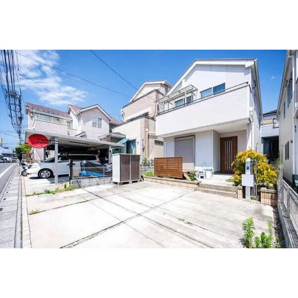 さいたま市北区奈良町 ご家族で車を所有できる2台駐車可能ゆとりある敷地と使いやすい駐車場