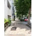 ラコント新宿セントラルパークアパートメント 現地前歩道
