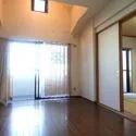ライオンズマンション調布ヶ丘 吹き抜け天井があり開放感のある約10.5帖のリビングダイニングキッチン