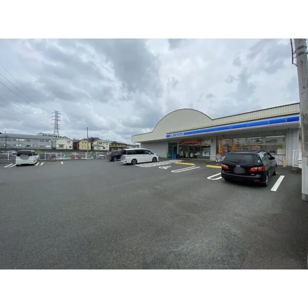 伊勢原市高森4丁目 ローソン伊勢原高森七丁目店(コンビニ)まで約680m(徒歩9分)