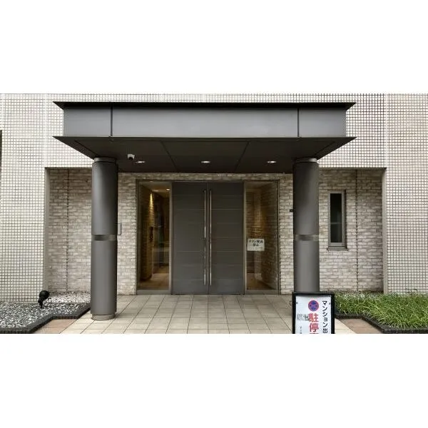 Ｔ－ＳＴＹＬＩＡ 綱島駅北口改札を抜けるとすぐ目の前に位置するエントランス