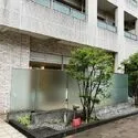 Ｔ－ＳＴＹＬＩＡ 駅前立地と敷地内のプライバシー性に配慮したガラススクリーン設置