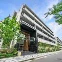 プラウド都立大学 外観：呑川本流緑道の緑が映える様デザインされたファサードデザイン