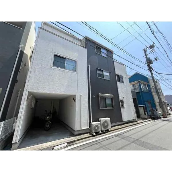 横浜市中区小港町3丁目 2013年5月築・建物面積約120m2のファミリー向け住宅
