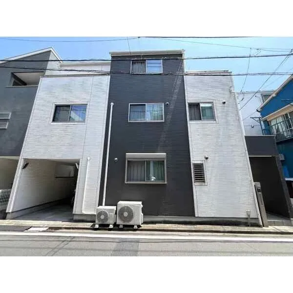 横浜市中区小港町3丁目 近隣商業地域のため、商業施設や生活施設が身近で利便性良好