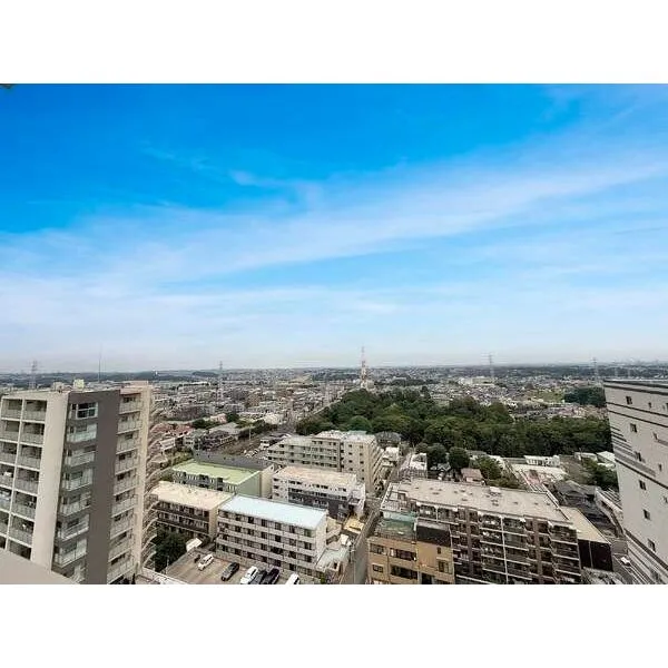 ザ・パークハウス町田フロント 地上17階建の16階部分に位置し、眺望良好。遠くまで広がる、開放感のある景色をお楽しみいただけます。