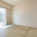 ブリリア多摩ニュータウンＡ棟 【和室約６．０帖】窓辺には吊り下げ型室内物干しが設置されています。天袋付きの押入れ収納付き。