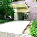 ライオンズ阿倍野松崎町 緑の植栽がきれいなエントランスです。