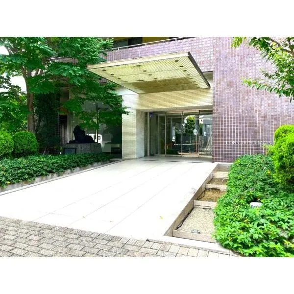 ライオンズ阿倍野松崎町 緑の植栽がきれいなエントランスです。