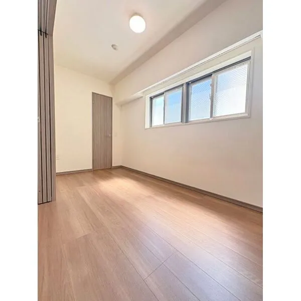 サンクレイドル上野II 間仕切りを閉じることでプライベートなお部屋に。約5.1帖の洋室です。