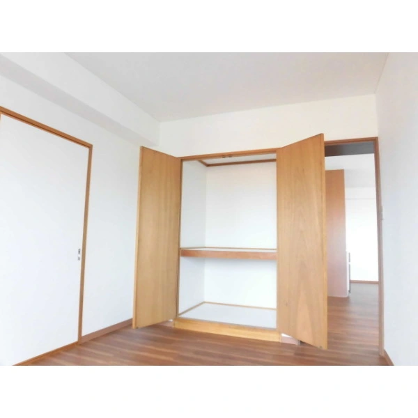 丸美タウンマンション昭和橋 北東和室と南東洋室の間の洋室にあるクローゼットです。