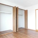 丸美タウンマンション昭和橋 南東洋室には、衣服の収納に便利なクローゼットがあります。