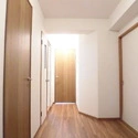 丸美タウンマンション昭和橋 扉を閉めた廊下の写真です。