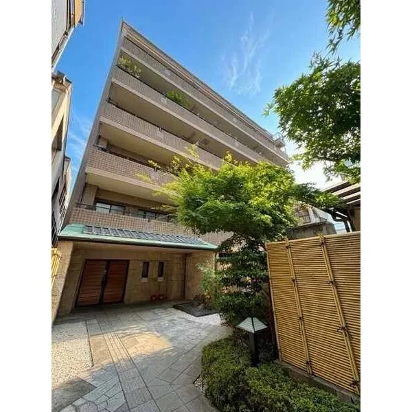 コスモ吉田近衛通 京阪鴨東線「神宮丸太町」駅徒歩7分の立地です。周辺は落ち着いた街並みが広がる文教地区です。