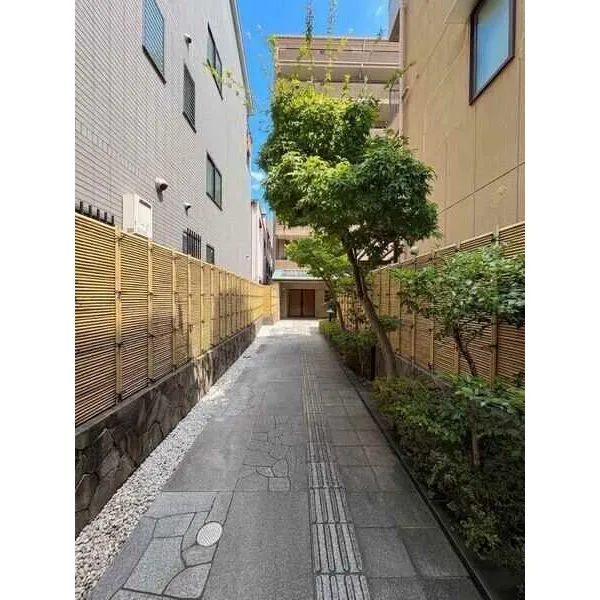 コスモ吉田近衛通 石畳が続き、京都らしい和の趣を身近に感じられる空間。地上7階建、総戸数32戸のマンションです。