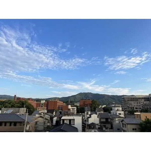 コスモ吉田近衛通 目の前に視界を遮るものなく、開放的な景色。晴れた日には、豊かな山々や気持ち良い青空を望めます。