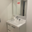 西宮市丸橋町 ミラー裏の収納スペース、三面鏡にハンドシャワー付きの使いやすい洗面台です