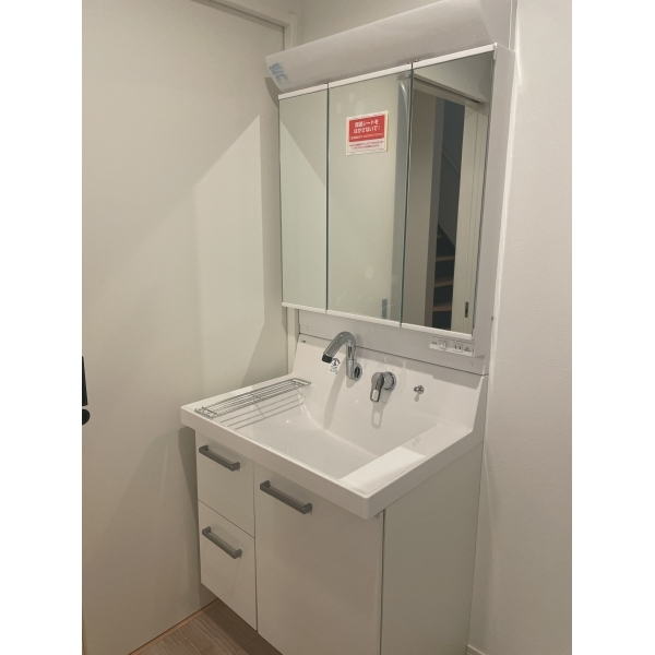 西宮市丸橋町 ミラー裏の収納スペース、三面鏡にハンドシャワー付きの使いやすい洗面台です