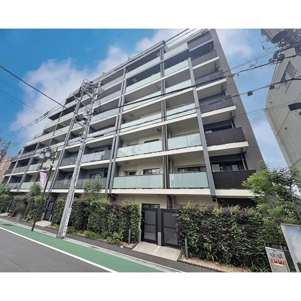 サンリヤン練馬北町 総戸数90戸。8階建ての瀟洒な建物です。