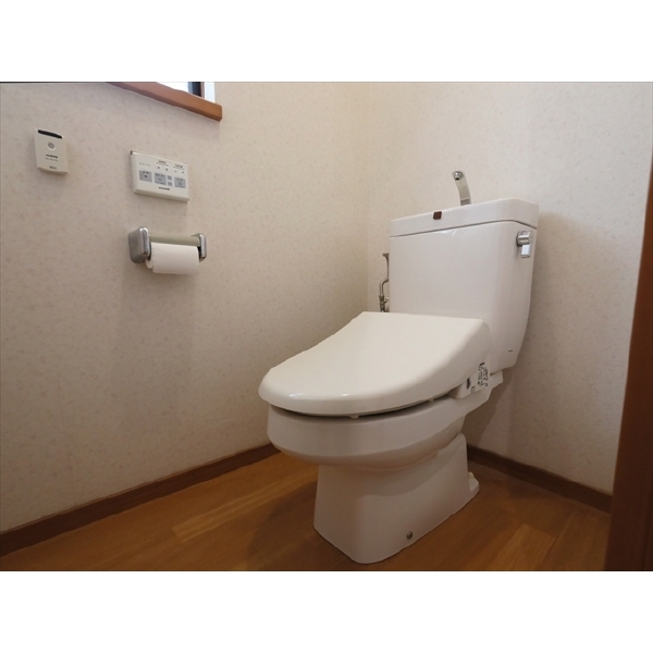 西宮市苦楽園五番町 【1階トイレ】各階、毎日を快適に過ごすことのできる温水洗浄便座です