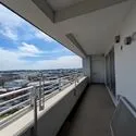 クレッセント武蔵小杉グランデイズ参番館 奥行約2.0ｍ幅約8.5ｍのワイドバルコニー。他からの目線も気にならない合う土ドアリビングとしての…