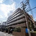 ダイアパレスグランデージ千住大橋 ２面の道路に接道している角地に建つマンションです。