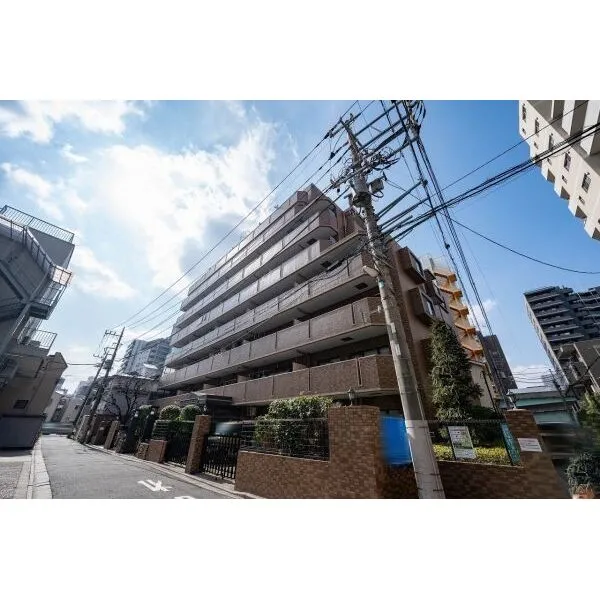 ダイアパレスグランデージ千住大橋 ２面の道路に接道している角地に建つマンションです。