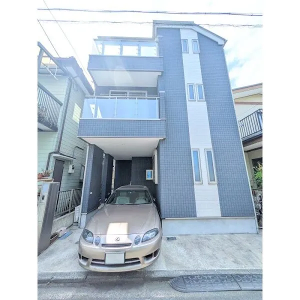 横浜市鶴見区本町通1丁目 【家事の同時並行がラクな配置】キッチンから洗面所・浴室などの水回りが一直線に配置されており、調・・・