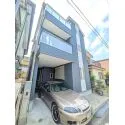横浜市鶴見区本町通１丁目 落ち着いたネイビーを基調とした、洗練されたスタイリッシュな佇まい。愛車を雨や日差しから守るビル・・・