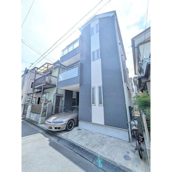 横浜市鶴見区本町通1丁目 3階建てならではの堂々とした佇まい。バルコニーのクリアパネルがアクセントになり、高級感と開放感・・・