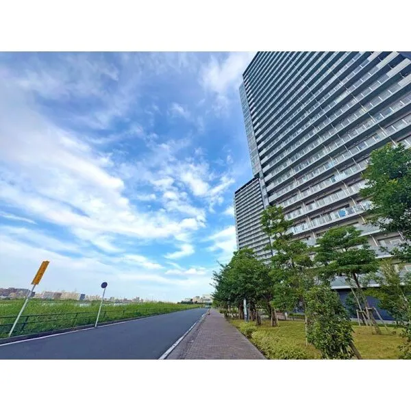 リヴァリエB棟 <外観写真>地震力を軽減する「デュアルフレームシステム制振構造」を採用したタワーマンションです・・・