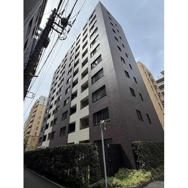 BELISTA横浜四番館 スタイリッシュかつモダンな外観デザイン。三菱地所コミュニティによる日勤管理体制のマンションです。