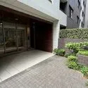 BELISTA横浜四番館 ご家族の帰宅やゲストの来訪を迎え入れるエントランスです。植栽が施されており、緑を感じられます。