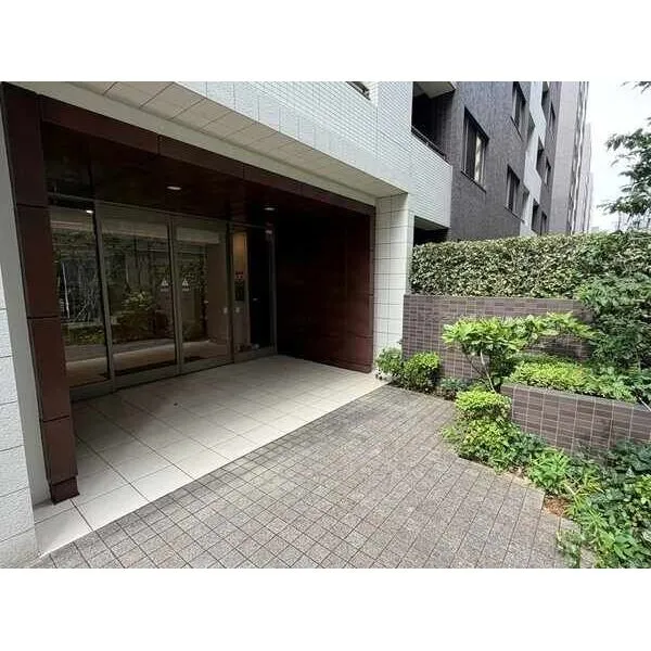 BELISTA横浜四番館 ご家族の帰宅やゲストの来訪を迎え入れるエントランスです。植栽が施されており、緑を感じられます。