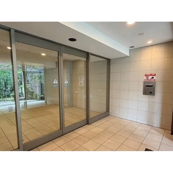 BELISTA横浜四番館 オートロックやモニタ付きインターホンが採用されているマンションです。防犯面に配慮されています。
