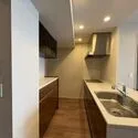プレミストタワー靭本町 システムキッチンでございます。カップボードもございます。
