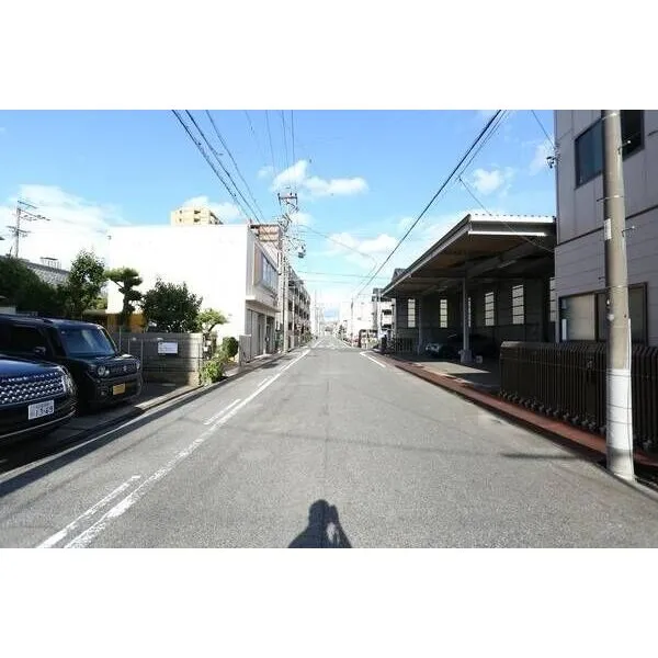 名古屋市千種区今池南 サンエース 春岡店まで約400m、名古屋市立春岡小学校まで約300m。便利で暮らしやすい住環境です。