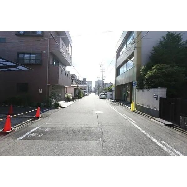 名古屋市千種区今池南 見通しの良い直線道路のため、お子様や年配の方でも歩行しやすい環境です。ぜひ現地にてご体感ください。