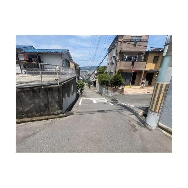 箕面市牧落５丁目 前面道路（北東側）