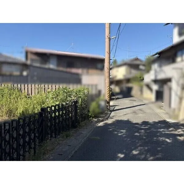 京都市右京区鳴滝音戸山町 敷地を有効活用できる整形地です。周辺は第1種低層住居専用地域内に位置する、落ち着いた住宅街です。