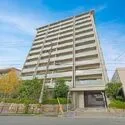 ザ・パークハウス阿倍野三明町 地下鉄谷町線「文の里」駅まで徒歩6分。南西・南東・北東の三方角住戸につき、陽当り・通風良好です。