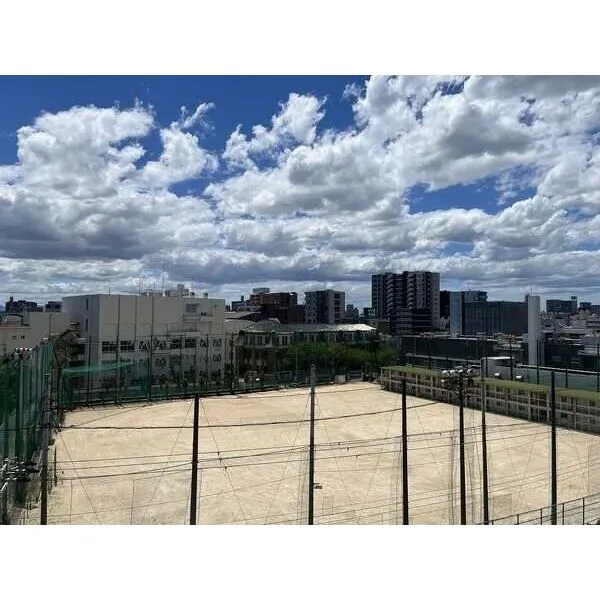ザ・パークハウス阿倍野三明町 地上12階建の6階部分に位置しています。周辺に高い建物が少ないため、開放的な景色が広がります。