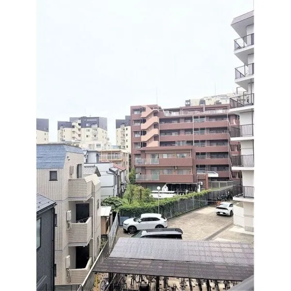 レインボー烏山 前面の建物とは距離があります