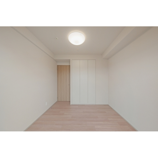 上本町ヒルズマーク 洋室約5畳（東側）