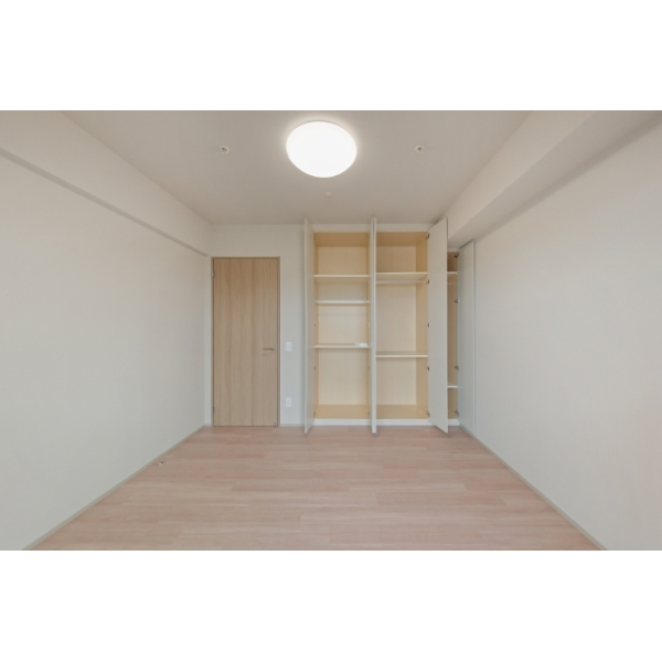 上本町ヒルズマーク 洋室約5畳（東側）