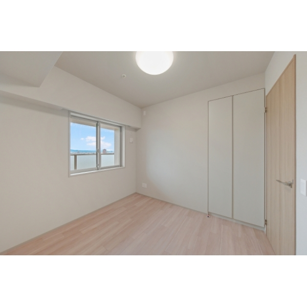 上本町ヒルズマーク 洋室約5畳（西側）