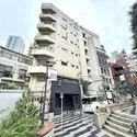 善隣会館 都会的な街並みに調和する外観