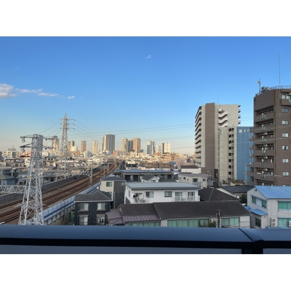 Brillia日吉三丁目 北東向きのワイドバルコニーです。※家具調度品は価格に含まれません。